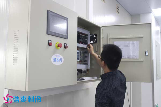 泡芙视频官网下载免费制冷工作人员正在检查泡芙APP短视频控制仪表